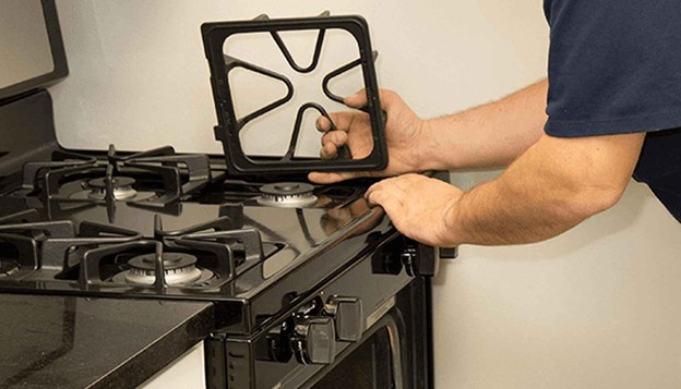 برای تعمیر اجاق گاز در زمانی که مشعل اجاق گاز به کندی گرم میشود راه حل این است که صفحه اجاق گاز را به طور کامل تمیز کنید تا مشکل برطرف شود. | رامفورد سرویس