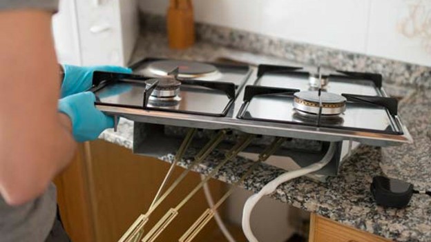 تعمیر اجاق گاز زمانی که صفحه اجاق گاز مدام جرقه می زند، معمولا به علت مسدود شدن مشعل است.| رامفورد سرویس